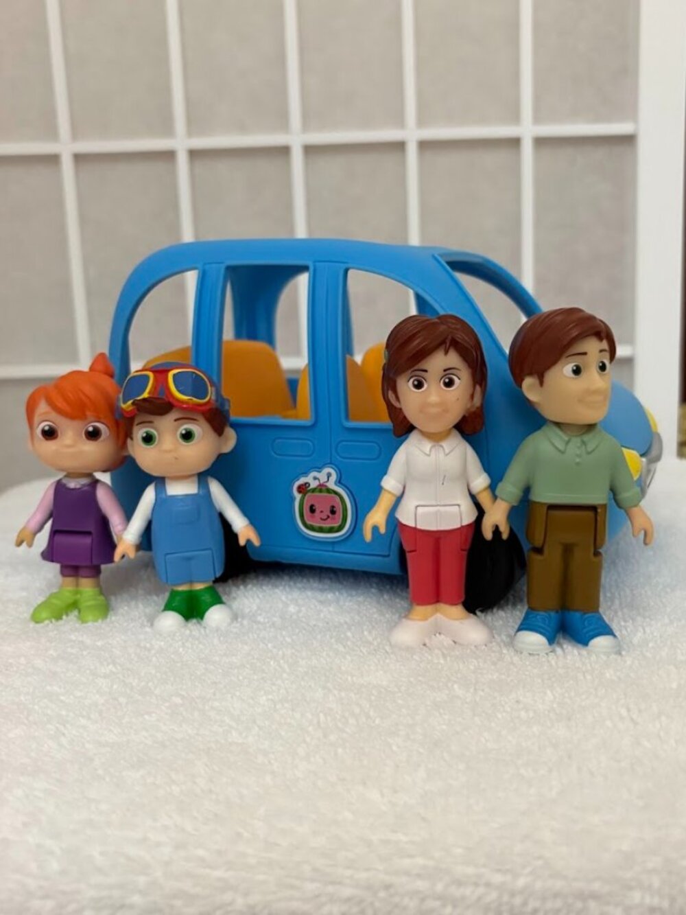 CoComelon 8” Blue Deluxe Family Fun Car w/ Sounds & 4 Figures - Works